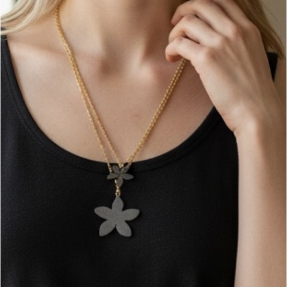 Isaac Mizrahi New York Black Flower Pendant Necklaces NWT (BR666:6) - Picture 1 of 6